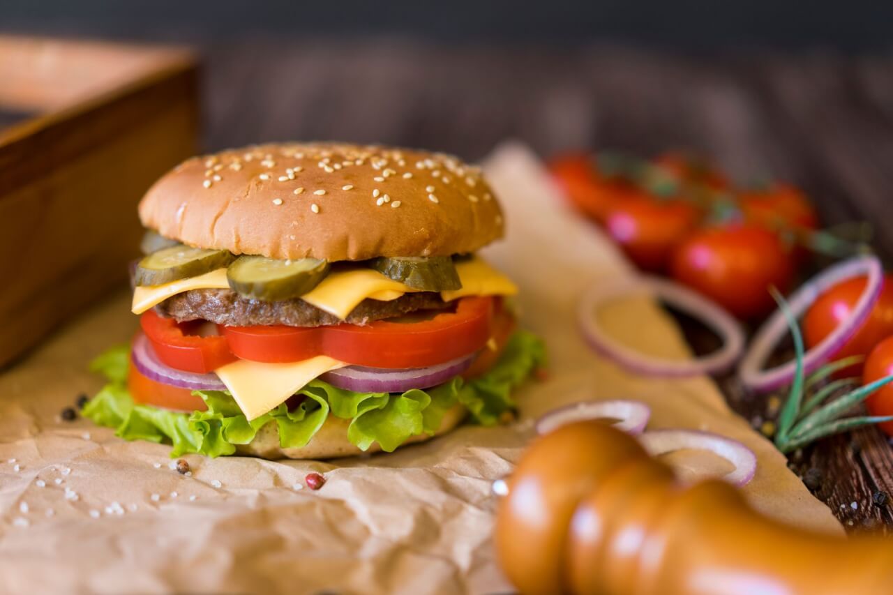 Accompagnements incontournables : cornichons, oignons, pain et salade