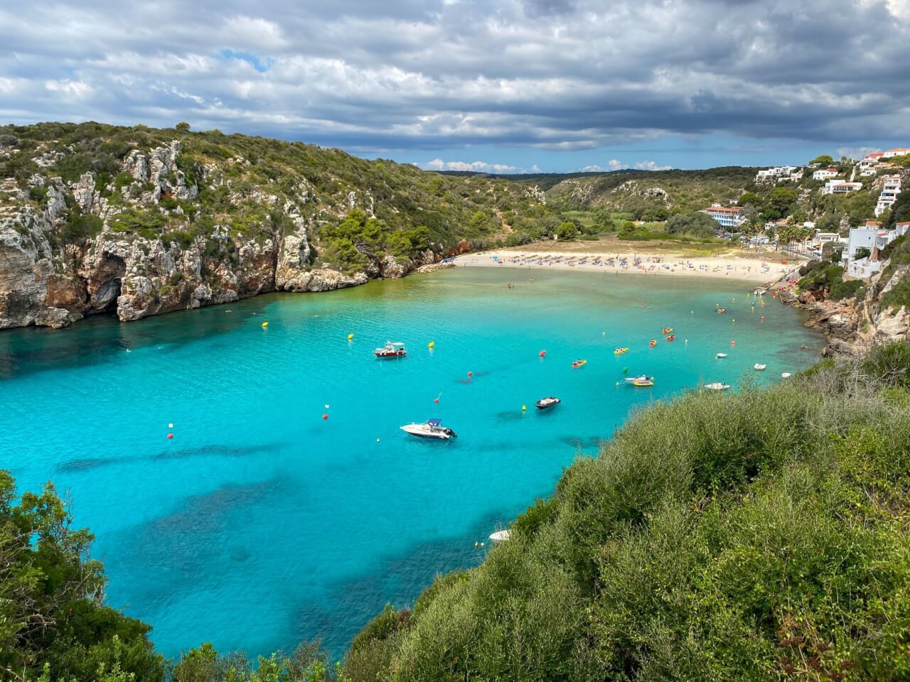 Las 4 playas caninas de Menorca: dónde están y qué te permiten hacer