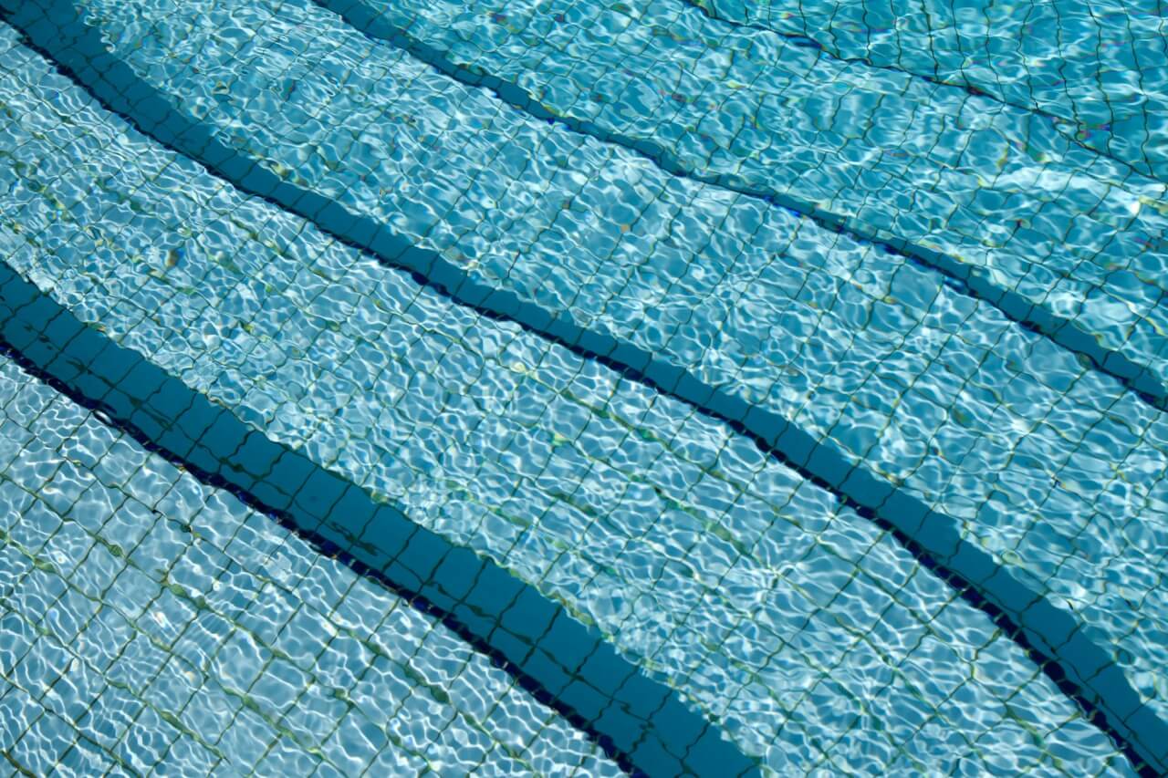 Pourquoi l'eau de ta piscine vire au vert : la vraie cause