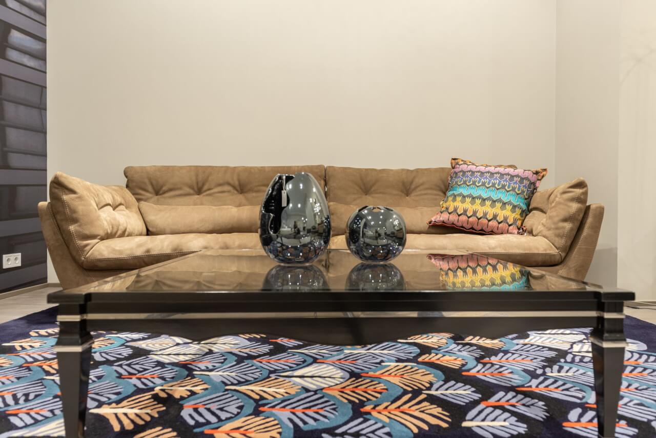 Créer une ambiance cosy avec textiles, tapis et tête de lit