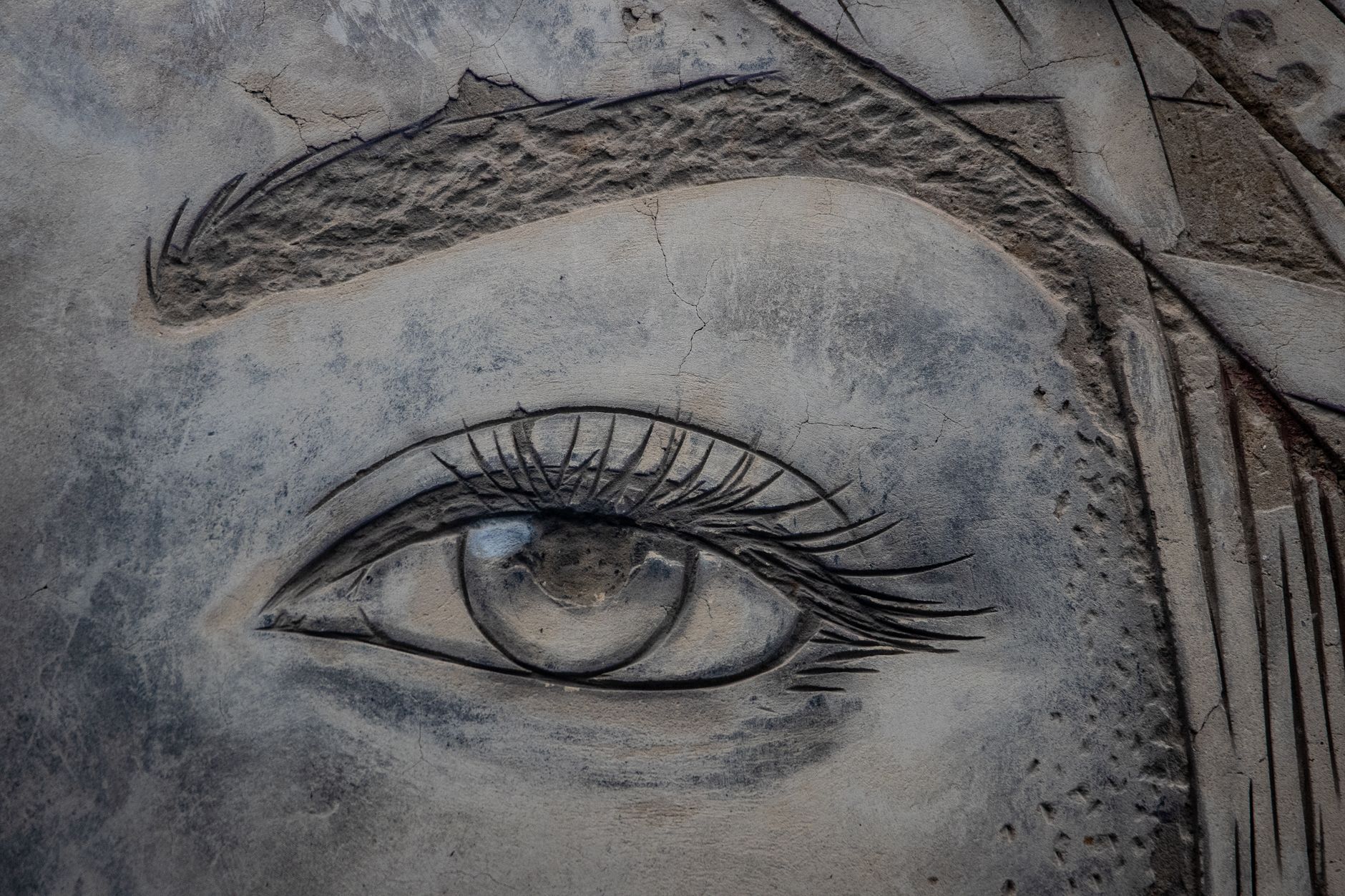 Les effets visuels concrets selon que tu peins les plinthes comme le mur ou non