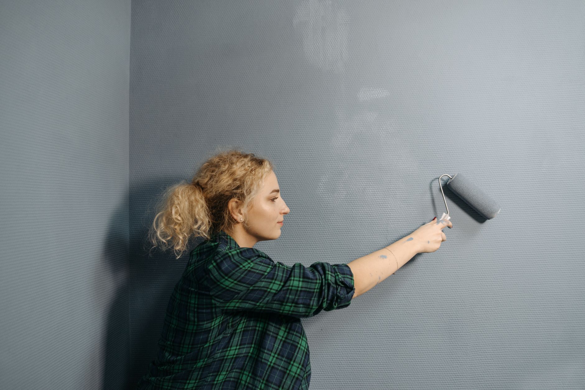 Peindre les plinthes comme le mur : guide complet pour bien choisir