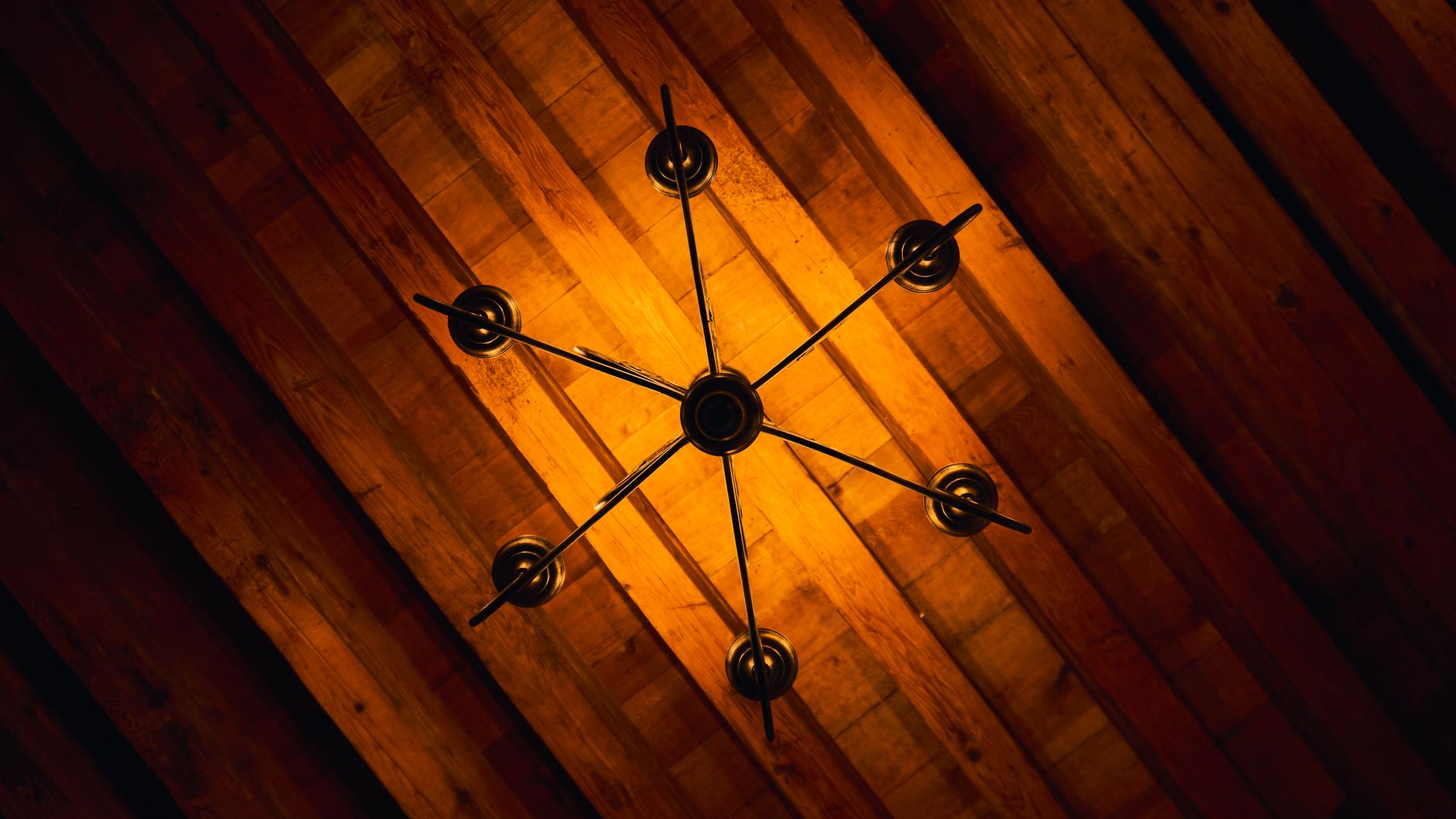 Ce que désigne vraiment un plafond bois et plâtre : typologies et histoire