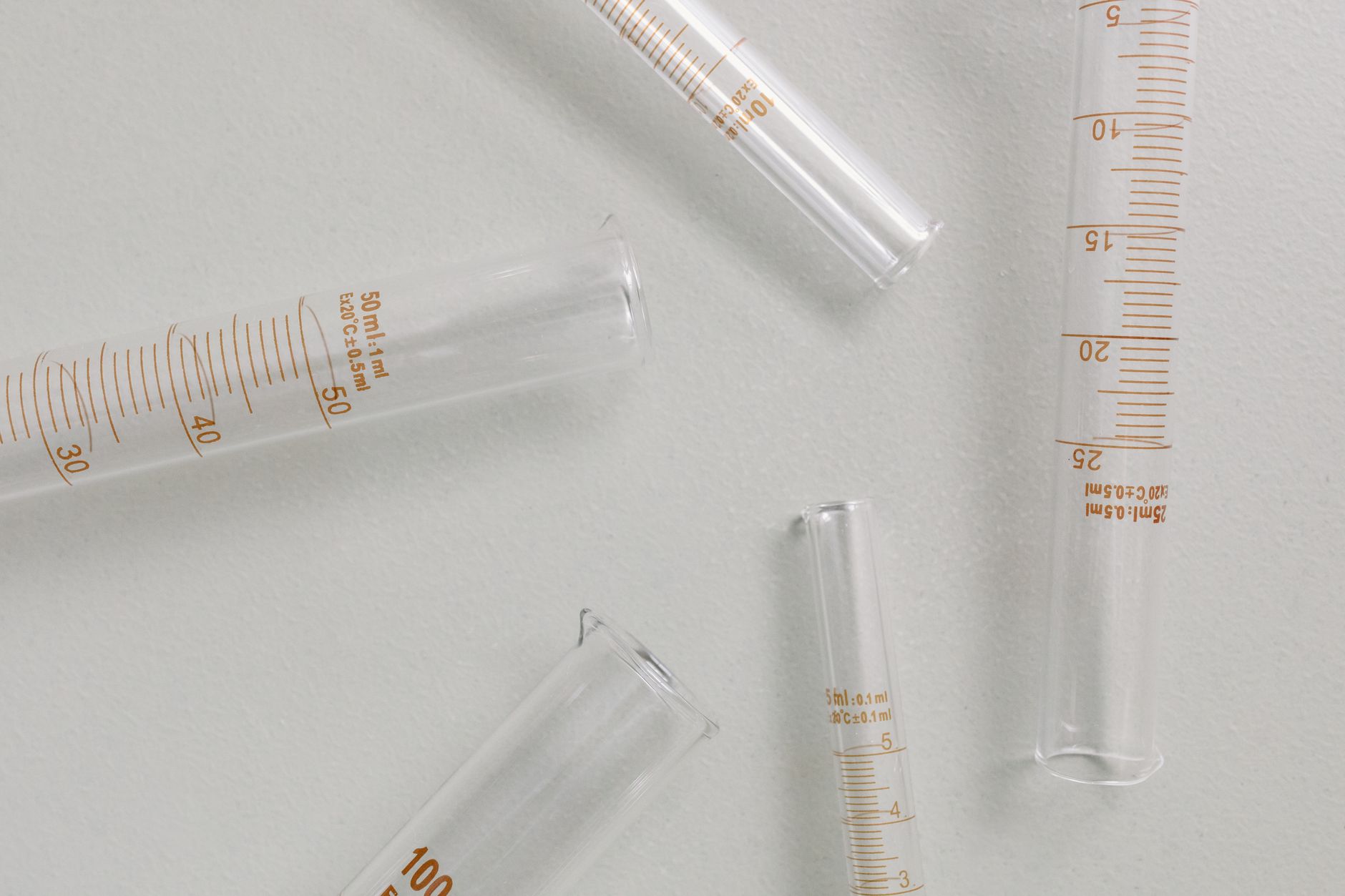 Dosage eau ragréage : les proportions exactes qui garantissent un sol sans fissures
