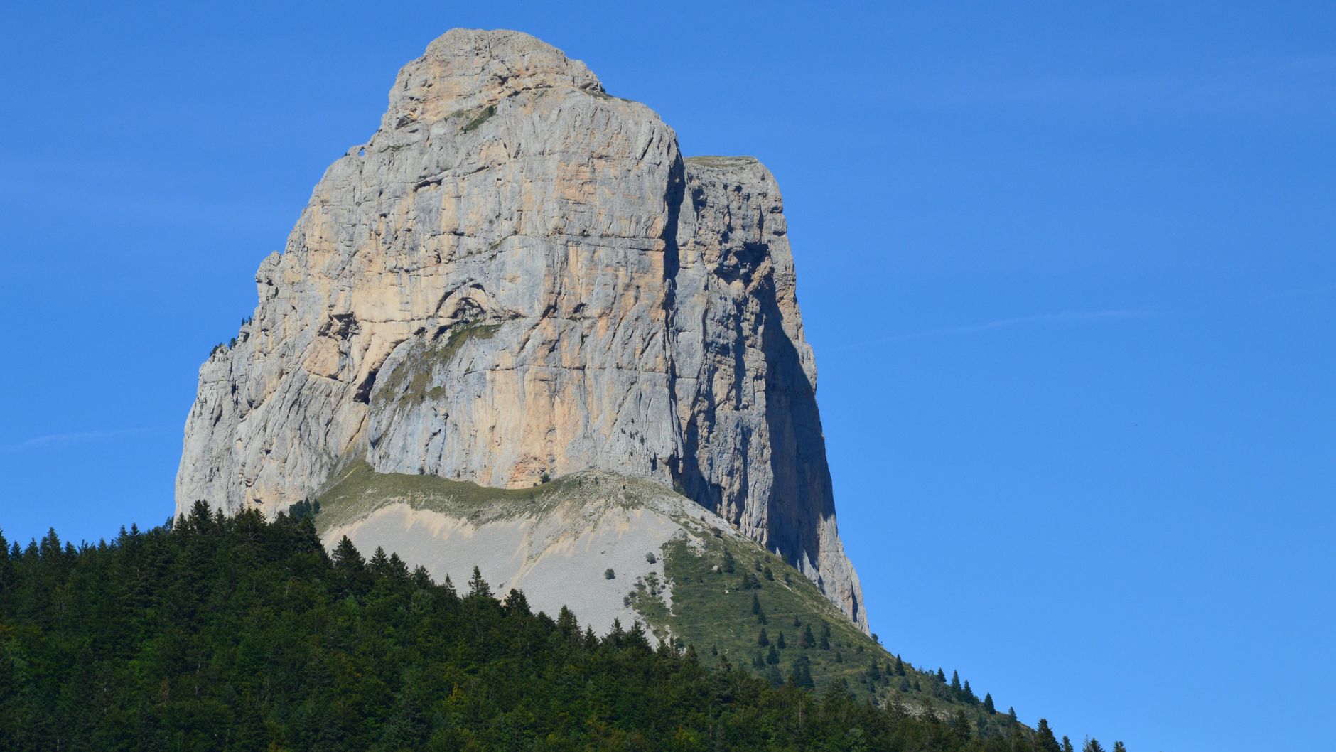 Exemples célèbres de gendarmes dans les Alpes et leur place dans la littérature alpiniste