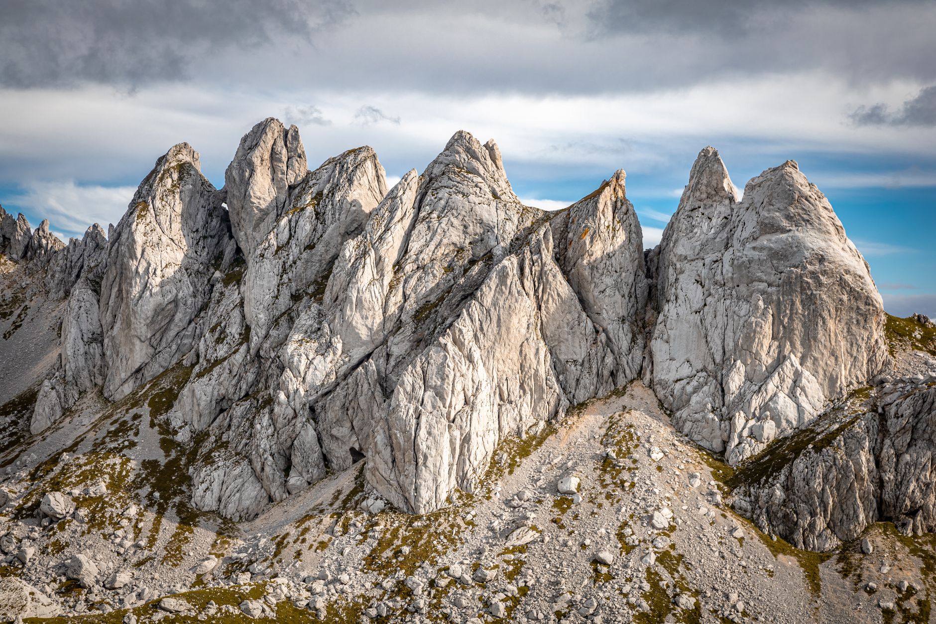 Gendarme alpin : le pinnacle rocheux qui barre l'arête