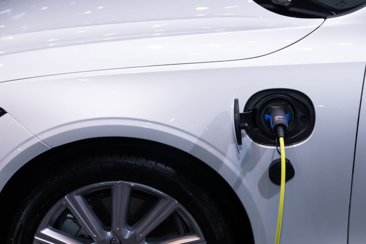 Peugeot 208 Hybride et Électrique : Comprendre les Écarts de Prix