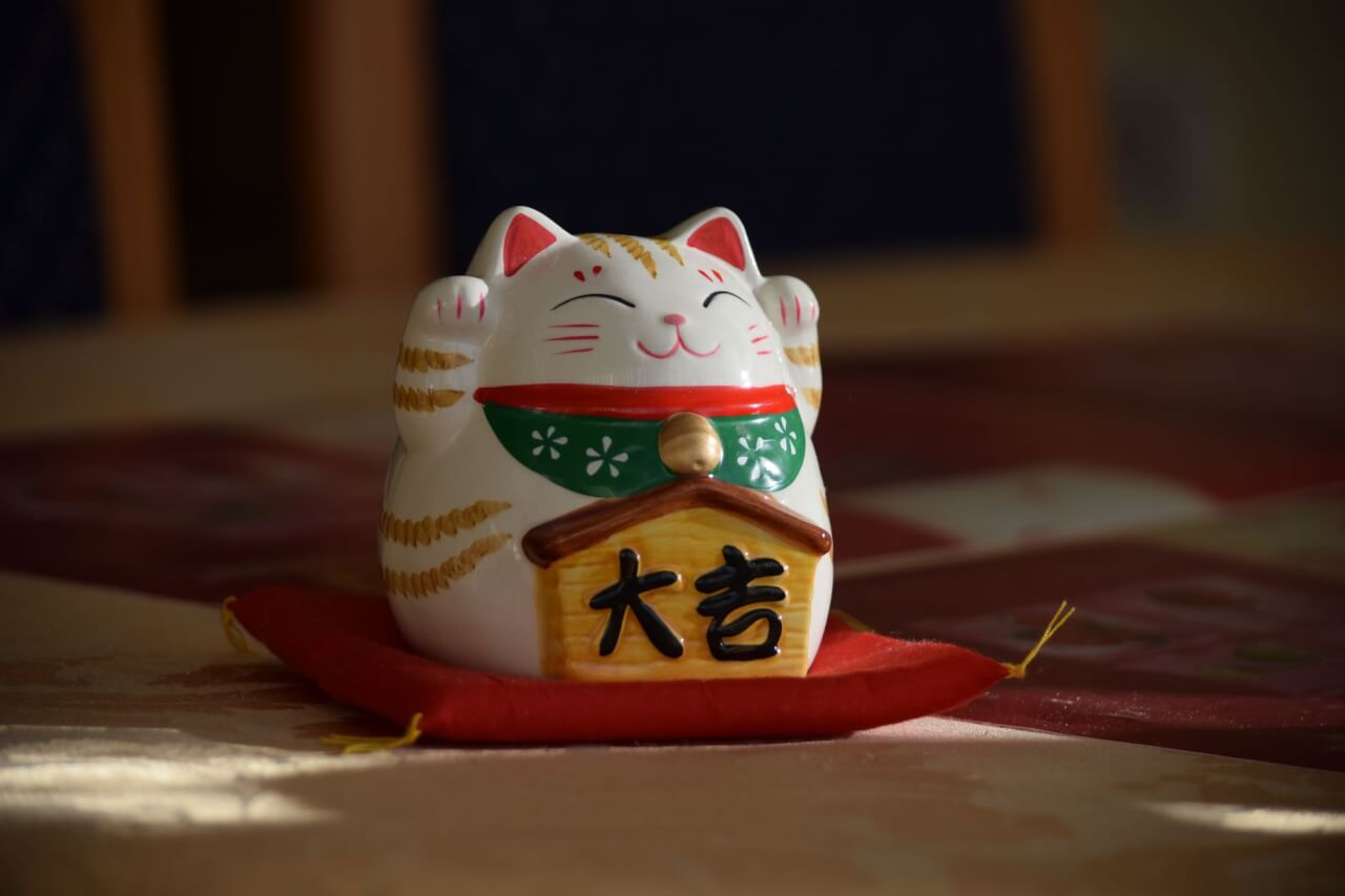 Comment reconnaître un maneki-neko japonais d'une version sino-adaptée