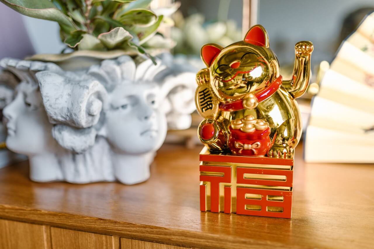 Chat porte-bonheur : chinois ou japonais ? La vérité surprenante