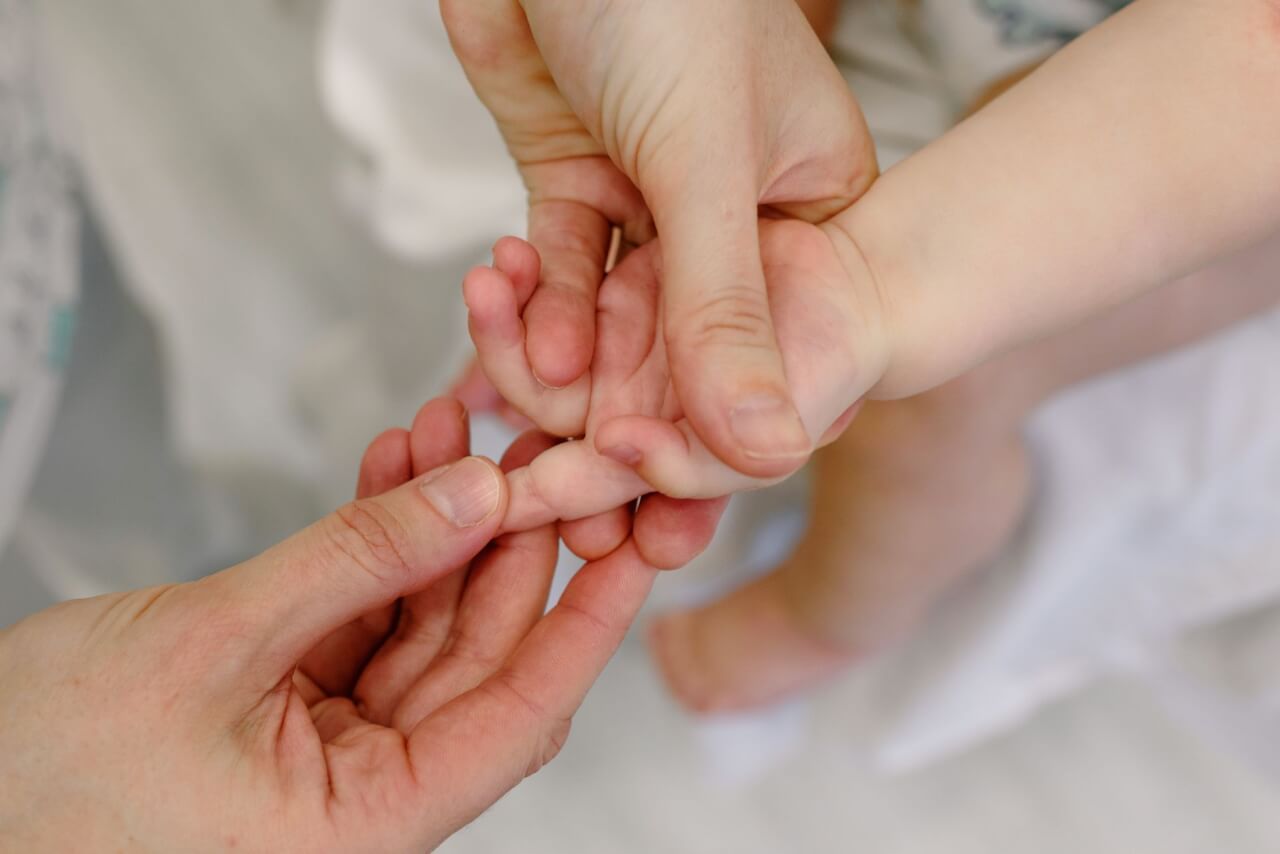Comment la polydactylie se transmet-elle d'une génération à l'autre ?