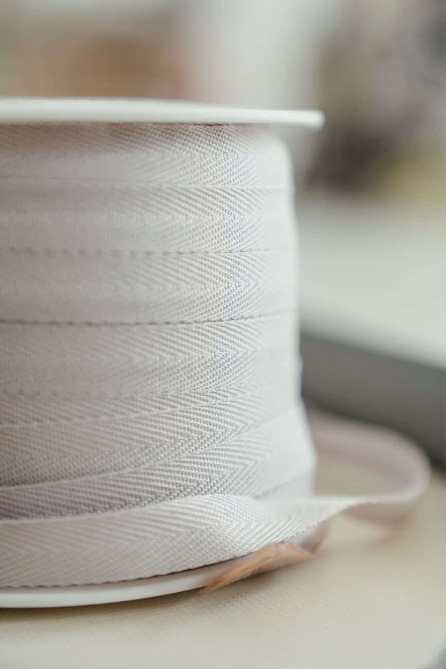 Voici une méthode aidant à magnifier votre décoration avec le ruban toile de jute
