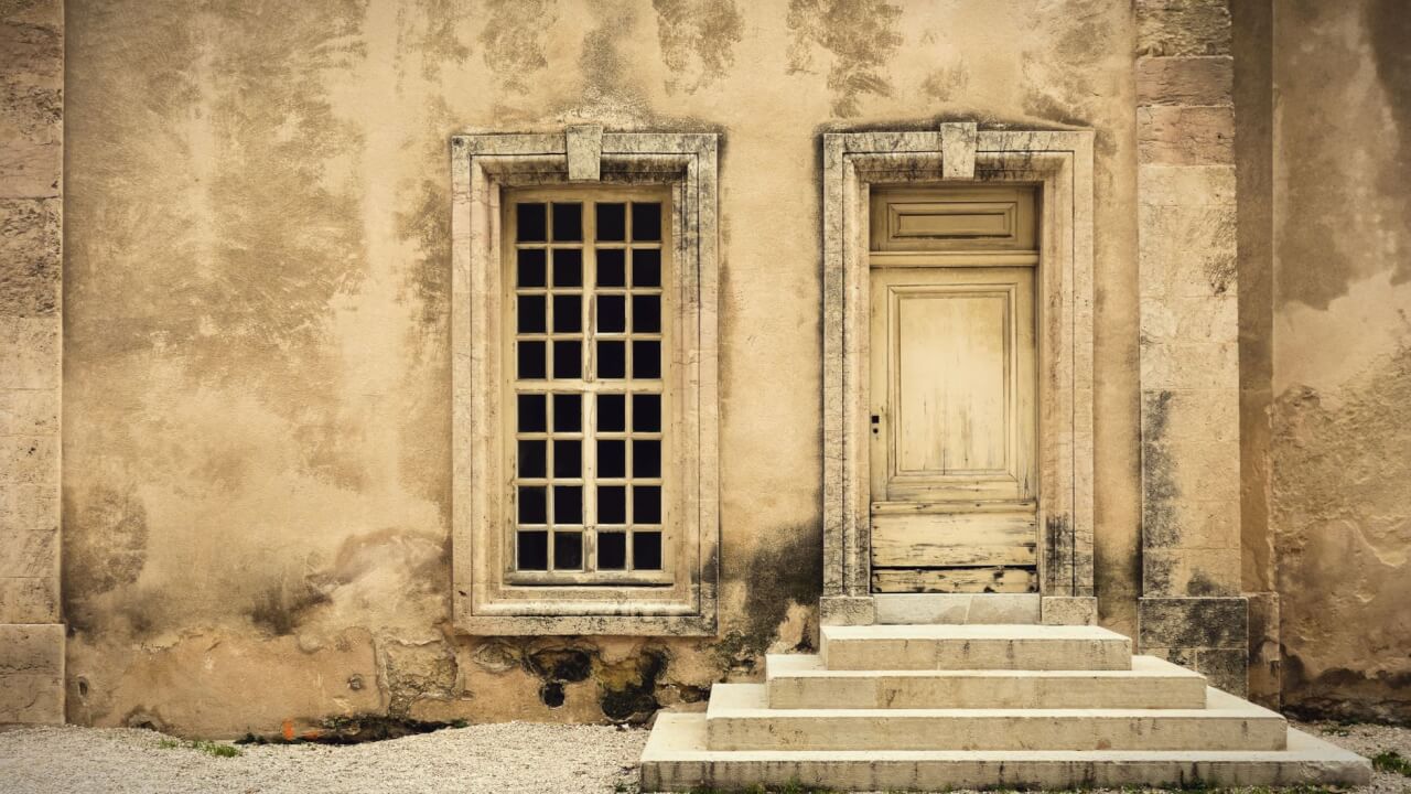 Les étapes de fabrication d'une porte d'entrée en bois, de l'atelier à la pose