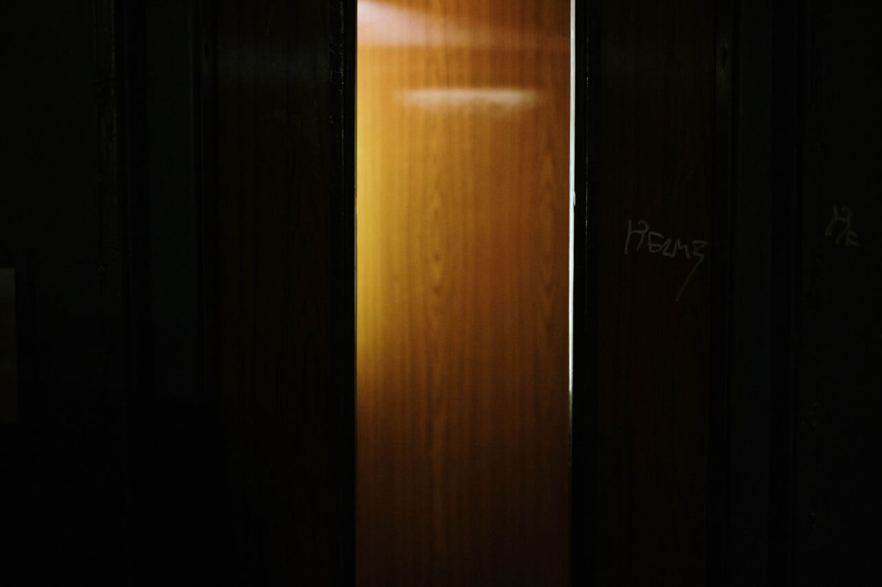 Porte d'entrée en bois : les secrets de sa fabrication sur mesure