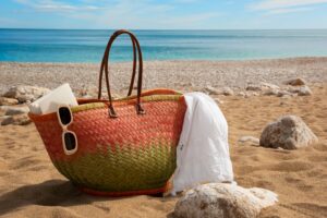 Oubliez les sacs de plage en plastique ! Ce panier naturel est l'accessoire qui vous rendra irrésistible