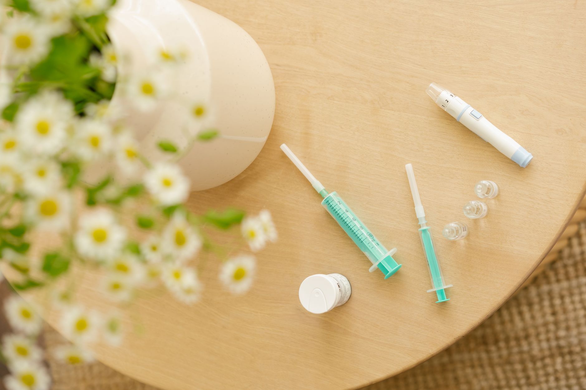 Ce que la salive de puce injecte dans ta peau et pourquoi ça démange autant