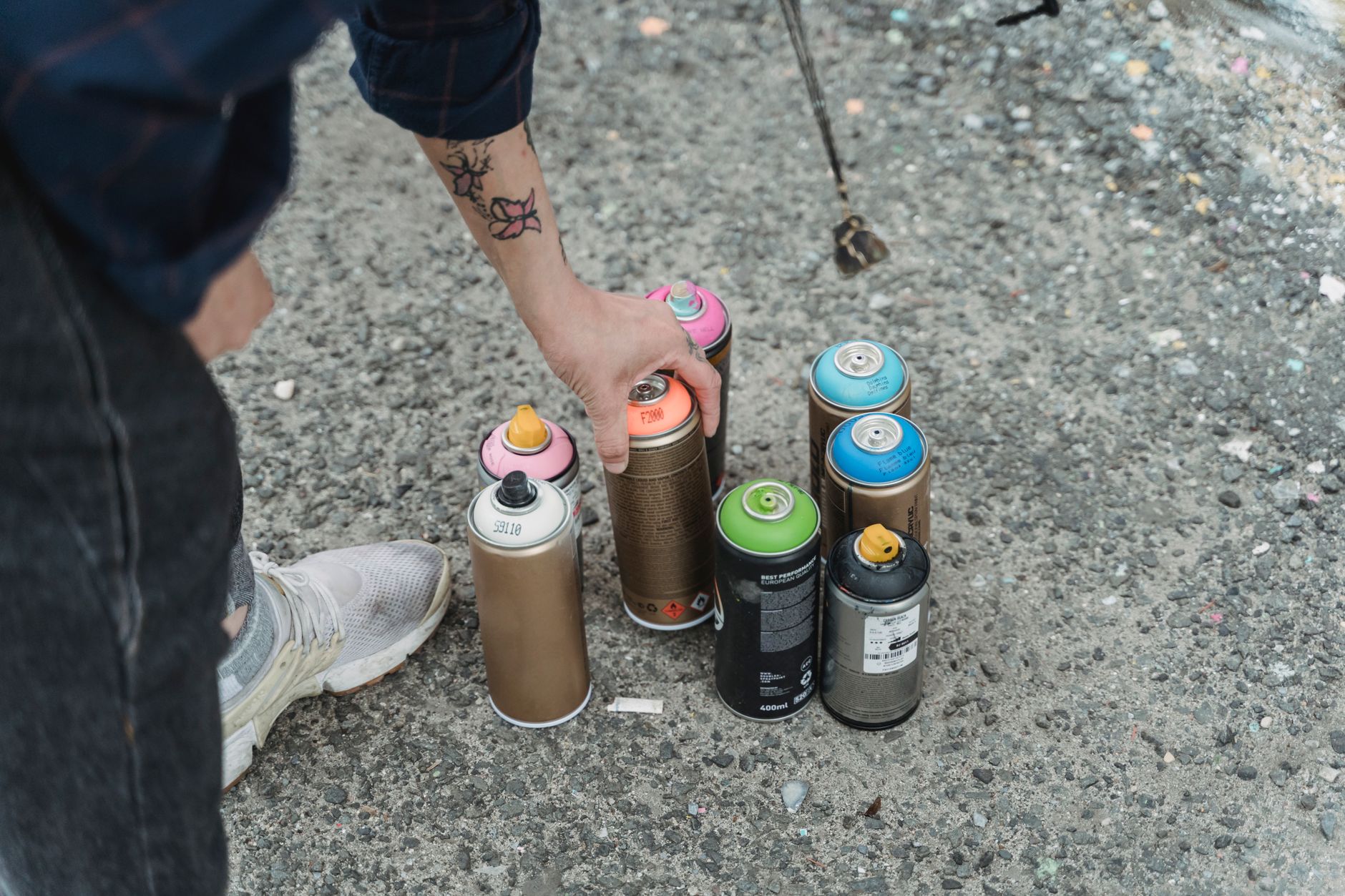 Les familles d'actifs dans un spray anti mouche : ce que dit l'étiquette