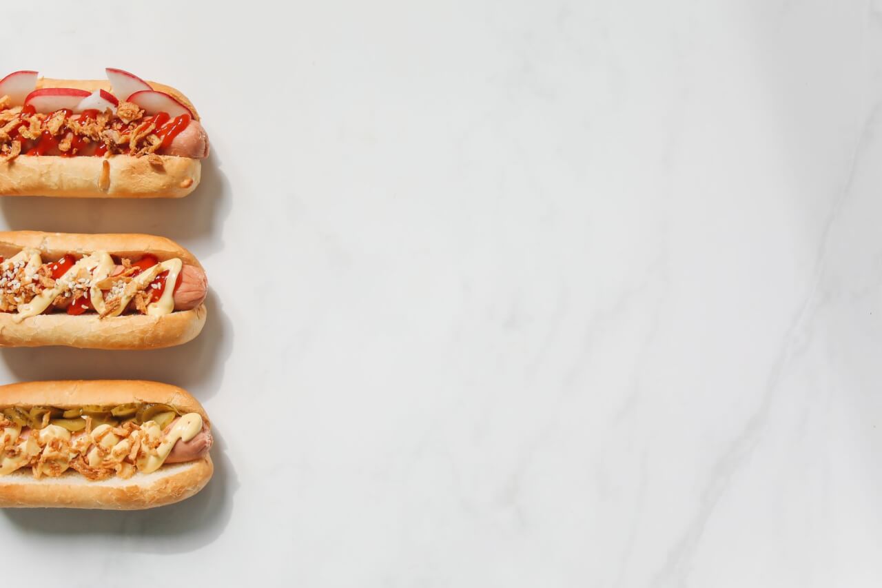Hot Dogs : Histoire, Composition et Variantes Régionales Américaines