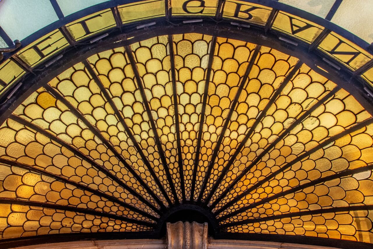 L'Architecture Art Déco : Quand le Décor Devient le Manège